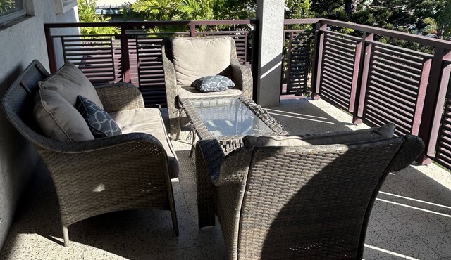 2 minute walk to Brighton's Beach, Kensington Oval, Apt on a quiet street