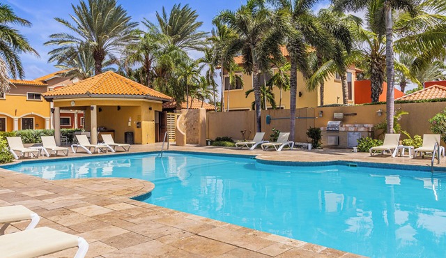 2BR Gold Coast Townhome w/Balcony! BBQ GRILL!