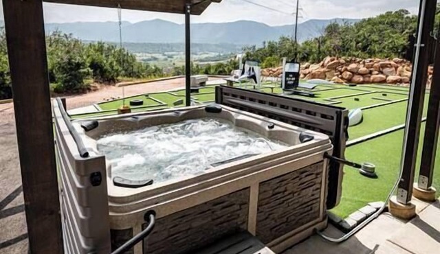 2BR♥Mountain&Lake view♥Hot Tub+MiniGolf+Pool Table in Monument