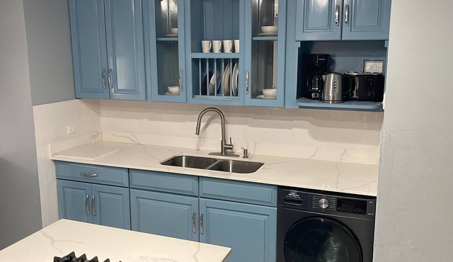 3-bedroom luxurious house in Kingston with pool, private parking free WiFi