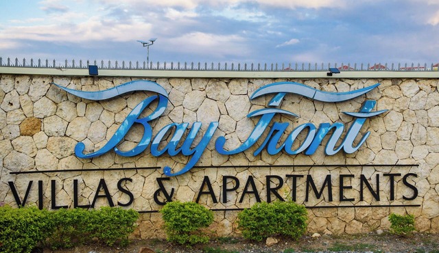 3-bedroom penthouse in Portmore. Pool and beach access. Centrally located