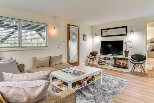 3 Mi to Downtown Portland: Lush Flat w/Fire Pit