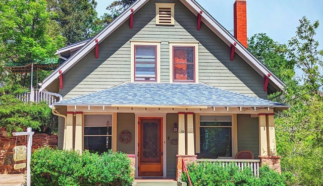 4 Bed 4 Bath House: steps to Downtown Manitou Springs in Manitou Springs