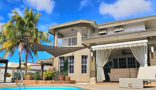 4-bedroom Villa in Beautiful Oranjestad, with Private Pool