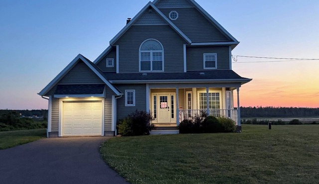 4 br Waterfront Home on 2 acres. Unforgettable Sunsets, Close to Brackley Beach in york