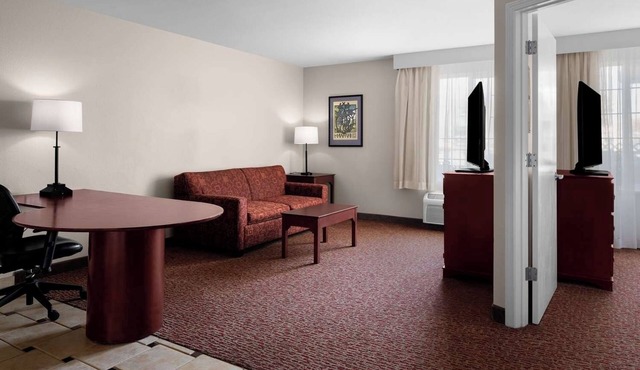 4 Comfortable Suites w/Fireplace & Separate Living Space – Near Intel Campus in Hillsboro