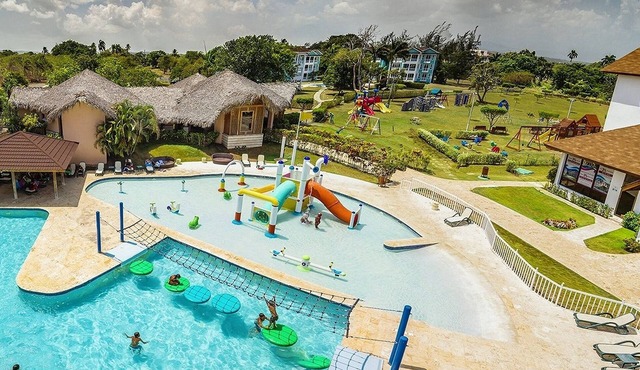 4BD Guest-friendly villa on a sandy beach, private pool & golf cart, gym/tennis!