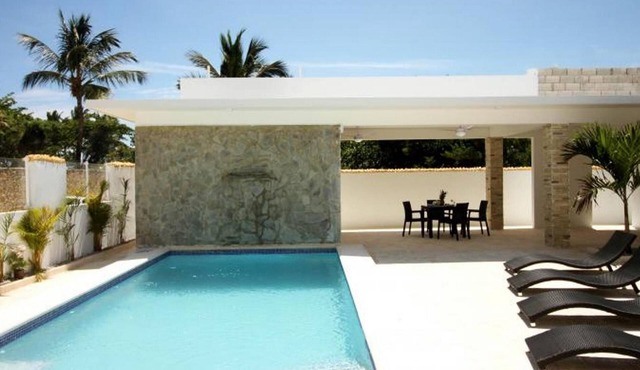 4BD oceanfront villa with pool, right on a long stretch of sandy beach