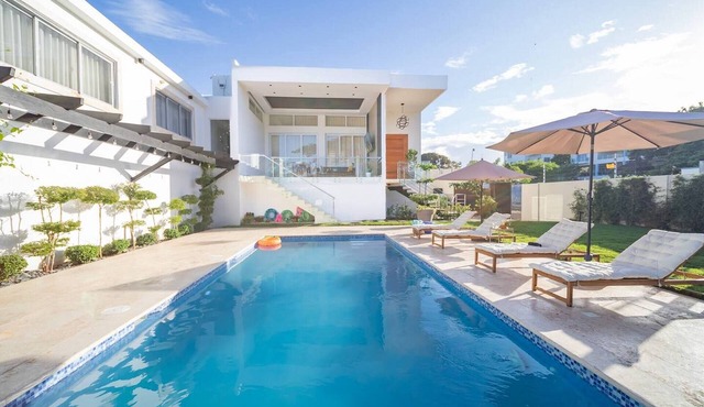 5BR/4.5BA Villa: Private Pool, Short Walk to Beaches/Bars/Shops