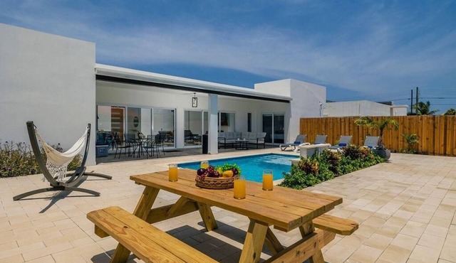 5BR Luxurious Villa with Pool in charming Esmeralda