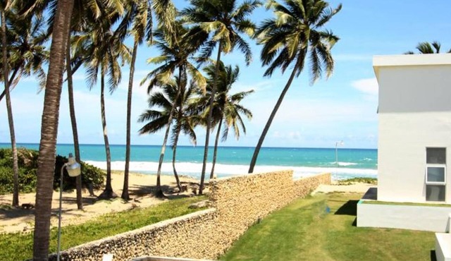 6BD oceanfront villa with pool, right on a long stretch of sandy beach