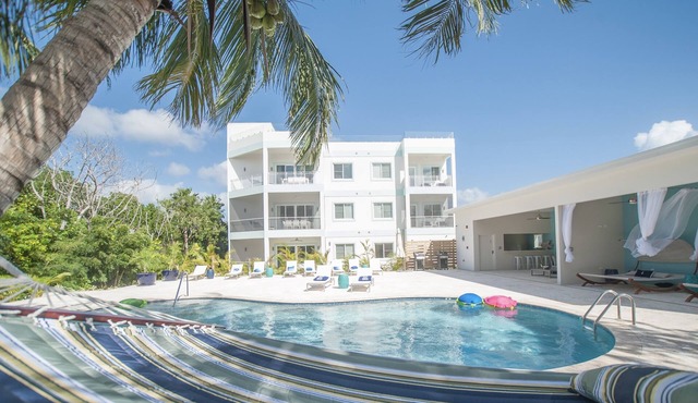 7 Mile Beach Condo with Pool View and Rooftop