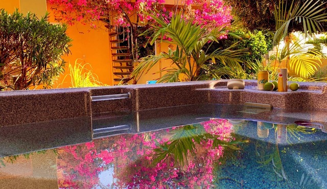 7-min Walk to Beach, King Bed, Jacuzzi Costa Caribe Studio