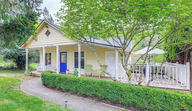 8 Mi to Columbia River Gorge: Cottage w/Deck! in Gresham