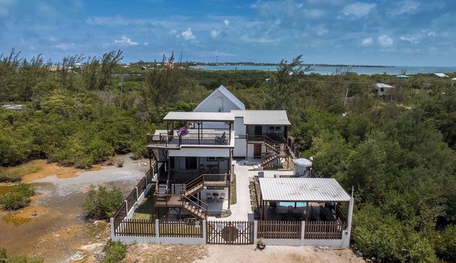 Adorable 1-queen bed studio with AC and pool in vibrant Caye Caulker