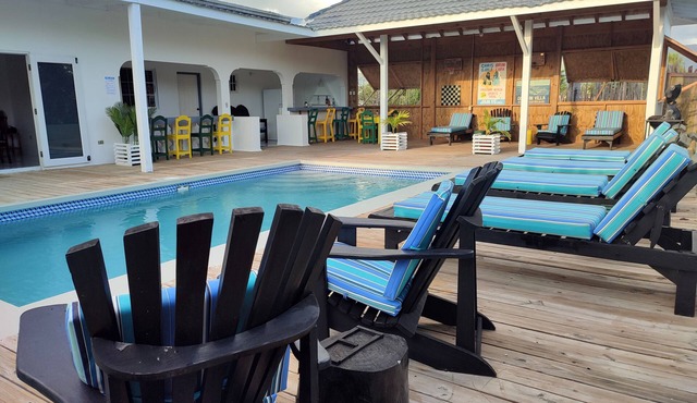 Affordable Newly Renovated 5 Bedroom Villa with Pool. 3 Minute Walk to Beach.
