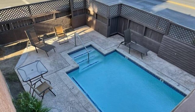 Apt E - furnished huge 2bed/2bath upstairs with the mountains and downtown views in Palm Springs