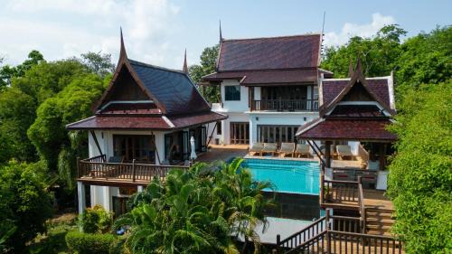 Authentic & Spacious Thai Villa 6BR Private Pool Sea View Sleeps 14 in Klaeng
