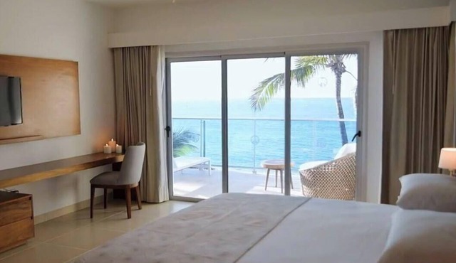 Award-Winning Beachfront Resort Penthouse | Pools, Dining & Kite Beach
