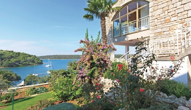 Awesome apartment in Pula with house sea view in Pula