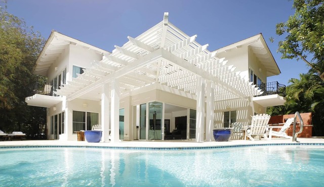 BEACH & GOLF VILLA - PRIVATE POOL-STEPS TO BEACH-CHEF & GOLF CART AVAILABLE!
