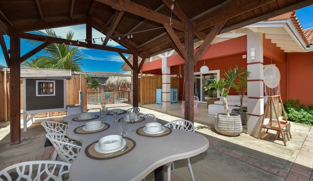 Beach House with Pool in Noord