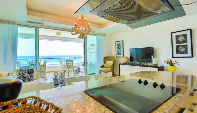 Beachfront| Amazing View| King Bed| 2 Balconies!