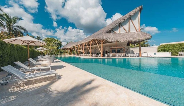 Beachfront Family Retreat with Pool Access