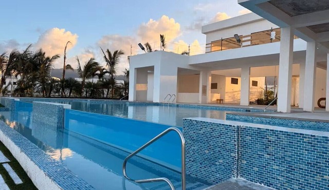 Beachside Penthouse 2 bedroom with AC in lovely Ocho Rios