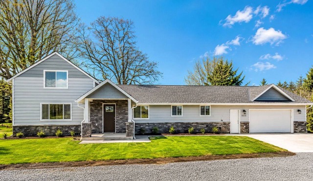 Beautiful like new home with a large hot tub in a quiet neighborhood on Acreage. in Oregon City