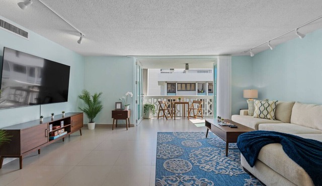Block to Beach, Modern 3BR w/AC, Patio, Parking