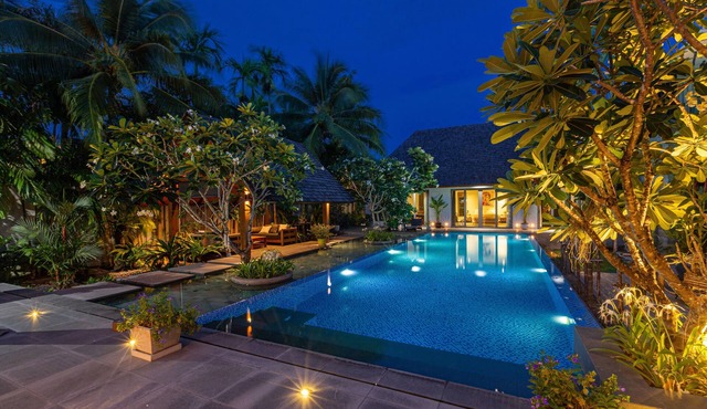 Boutique 5BR Phuket Villa - Huge Pool - Tropical Retreat in Tambon Choeng Thale