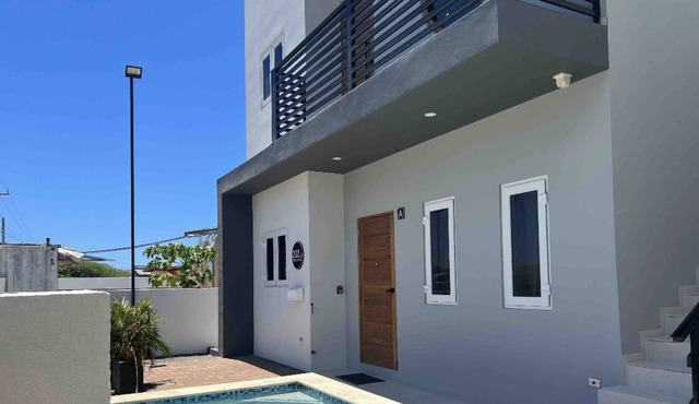 Brand New 2bd , plunge pool, outdoor seating, free parking