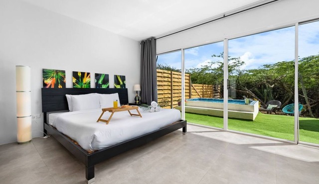 Brand New King Studio|Private Pool|5 Min to Beach
