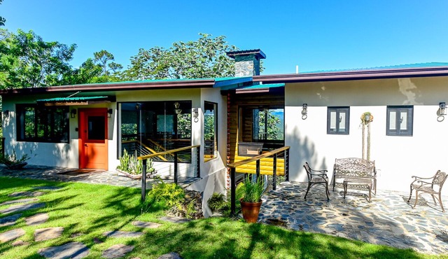 Breathtaking Mountain Views, Spacious 4 Bed Home, Jacuzzi & Close to Town