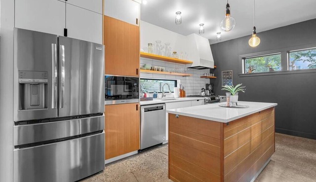 Bright and modern 2bd/2.5ba- close to Alberta st!