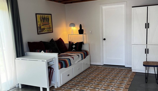 Bright furnished studio near USC in Los Angeles