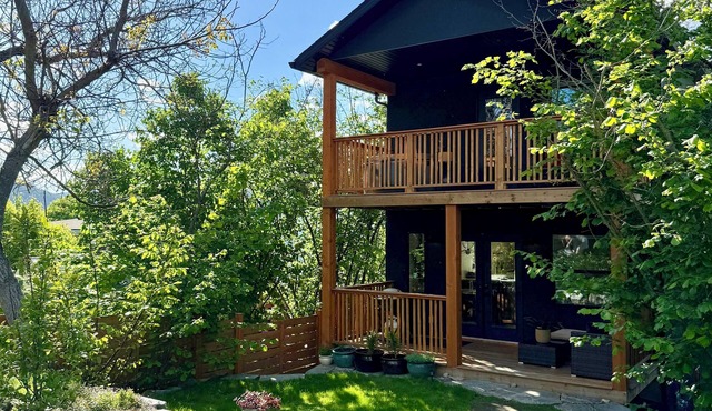 Bright Modern Hillside Stay 3 Min To Downtown Family & Pet Friendly HotTub in Nelson