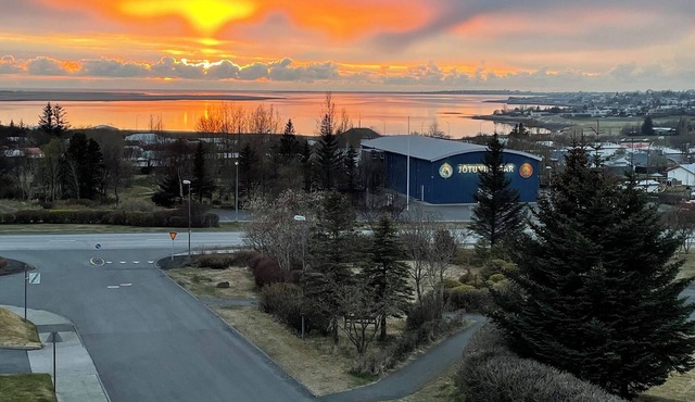 Bright & Stylish 4-Bedroom Apartment with Views! in Garðabær