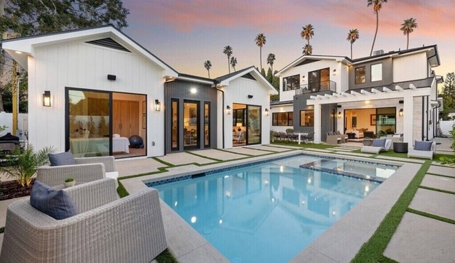 Bundy Villa 6bdr/Luxurious Modern Farmhouse with Guest House in Los Angeles