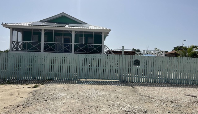 Byron's Belize Dream is a great, cozy house in Belize! A must see! Great pool!