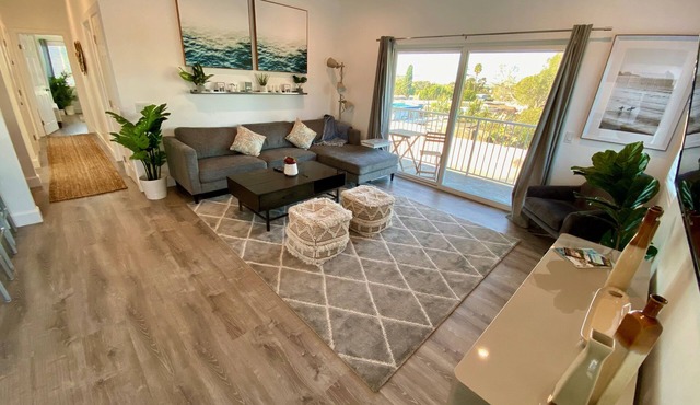 *Cali King Bed * Bright Natural Light * Tall Ceilings * Full Kitchen * Balcony in San Diego