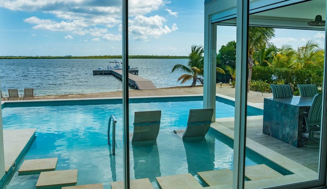 Carolina Kai - Beautiful LUXURY villa private beach near Rum Point & Starfish Pt