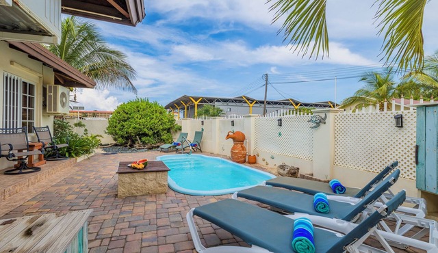 Cas Amigos Villa - Ultimate 4-bedroom getaway, situated close to Eagle Beach.