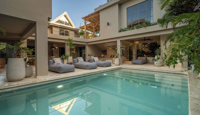 CASA INDICA Luxury 5 suites Villa Private pool starlink solar 5min to the beach!