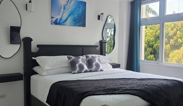 Central 1-BR apartment with 24/7 security, pool, workspace in Kingston