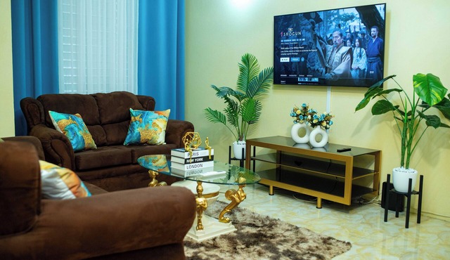 Central Topaz: Fully A/C, king & Double Bed, Free Parking & Wi-Fi,New Kingston