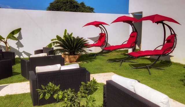 Centrally-located studio with cable TV, pool, internet, gym, spa, grill&bar