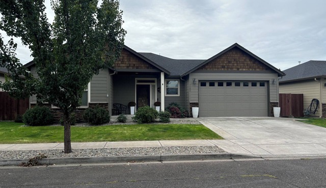 Charming 3-bedroom house with WiFi, AC in peaceful Battle Ground in Battle Ground