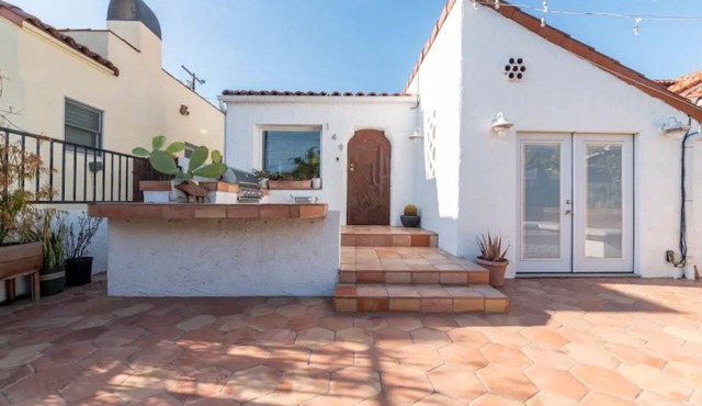Charming, bright by the beach! in Long Beach